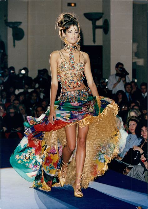 abito versace pappagalli|MET Gala: i look made in Italy migliori della storia.